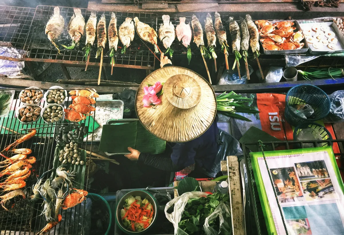 Прилавок зі street food на ринку в Бангкоку