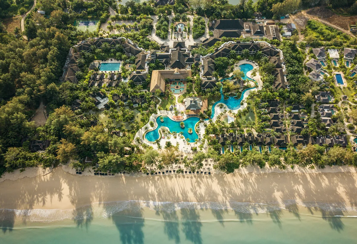 Hotel przy plaży w Khao Lak z lotu ptaka