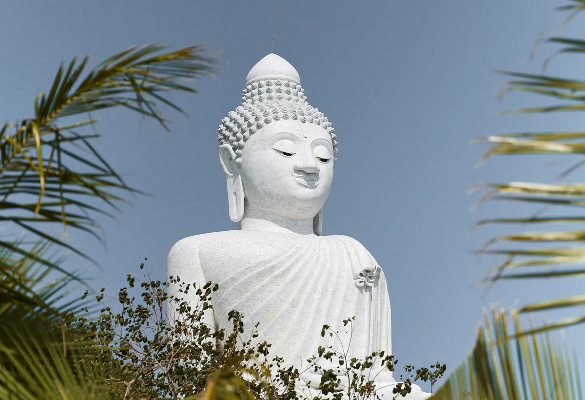 Big Buddha на Пхукеті серед пальмового листя