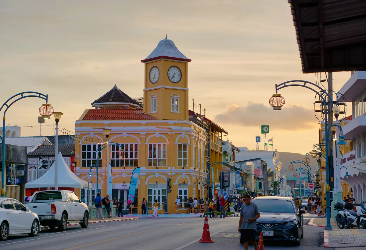 Кольорова забудова Phuket Old Town на заході сонця
