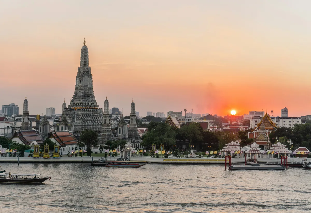 Wat Arun над річкою Chao Phraya на заході сонця