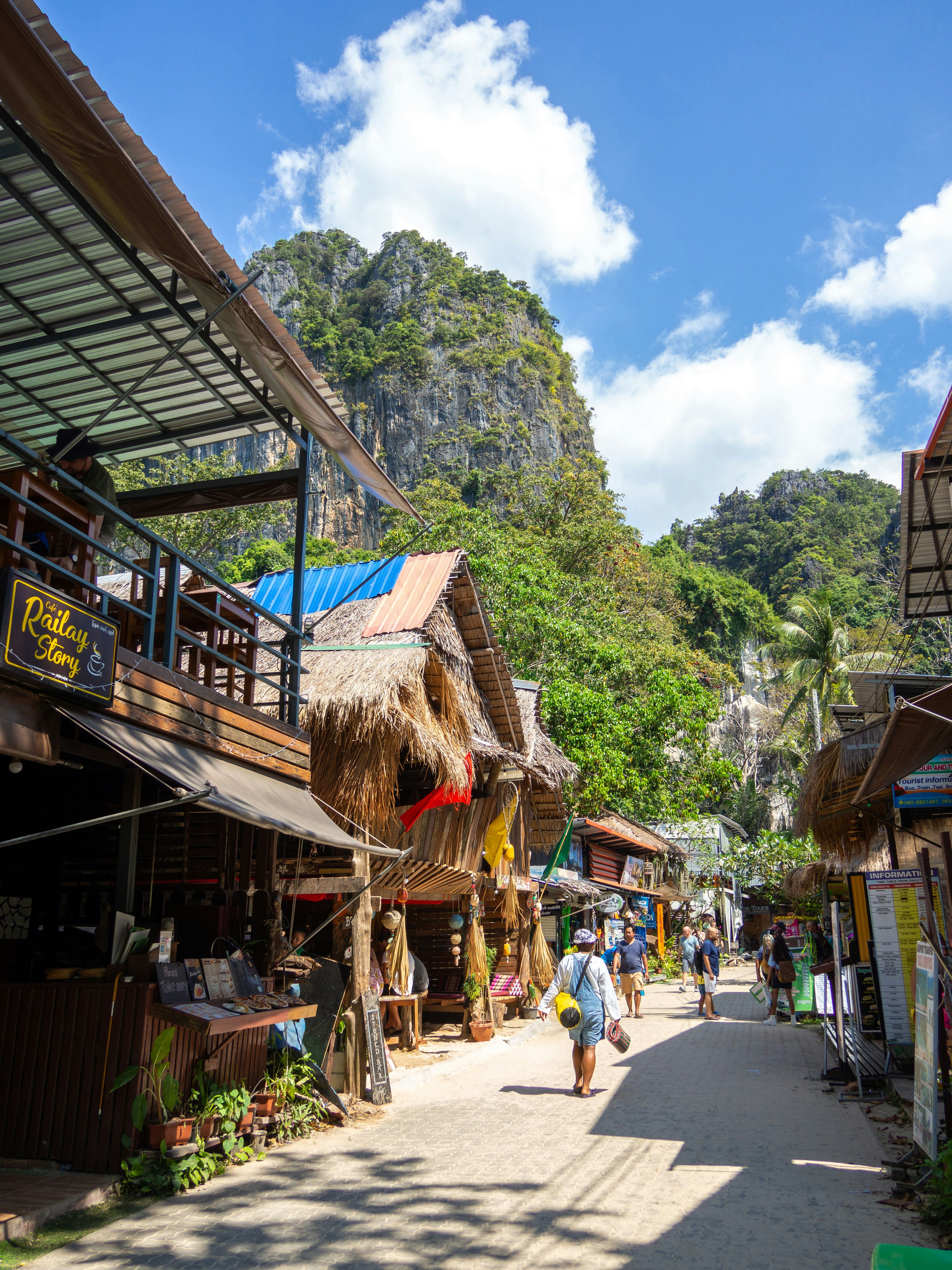 Крабі з вапняковими скелями і локальною забудовою біля Railay