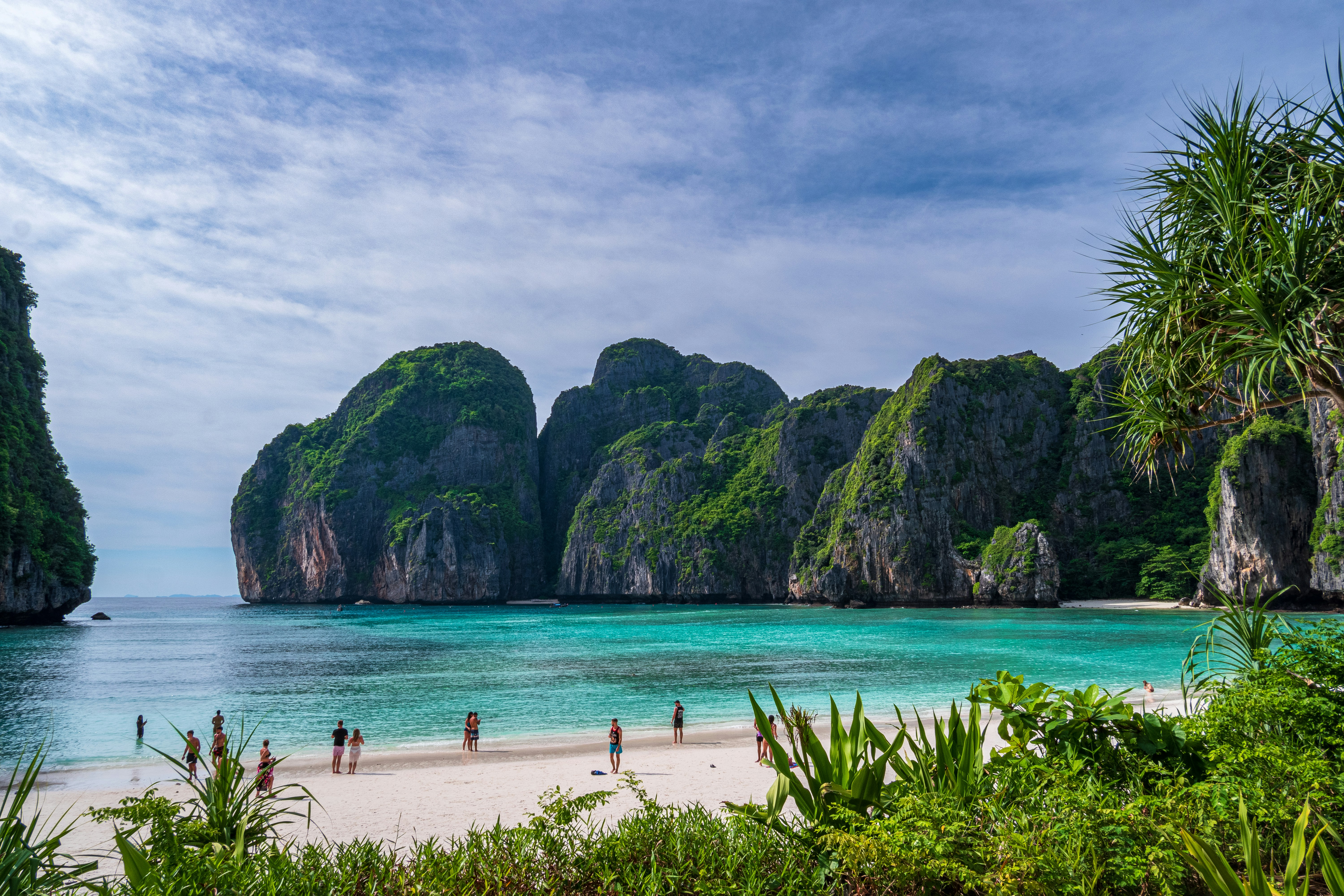 Maya Bay з бірюзовою водою та вапняковими скелями